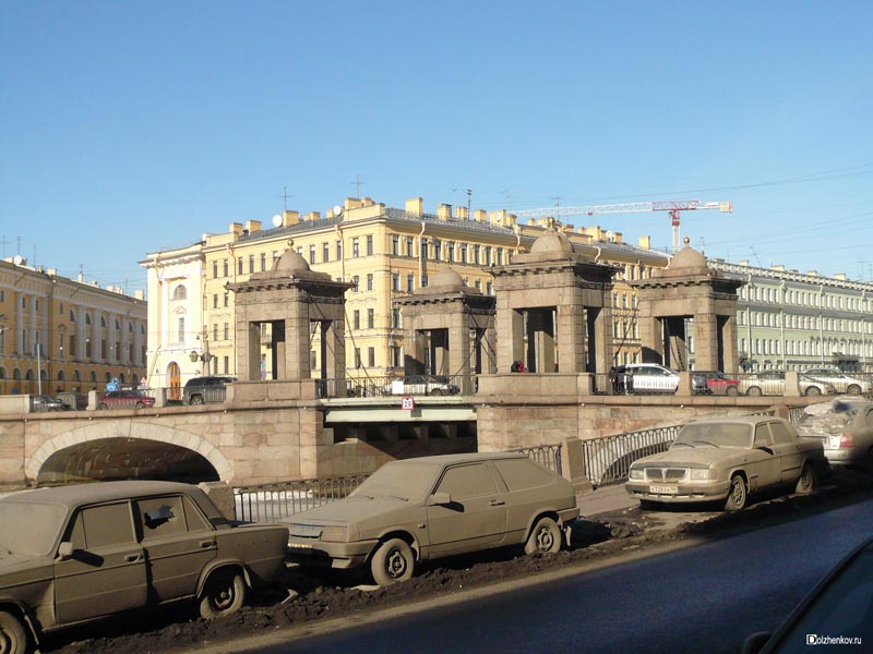 Санкт-Петербург.Набережная реки Фонтанки. Авто после зимы
