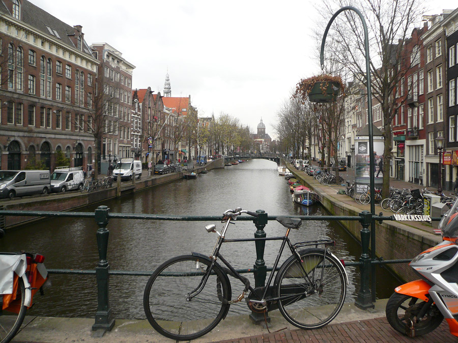 Велосипед в Амстерадаме. Вдалеке купол церкови Св. Николая