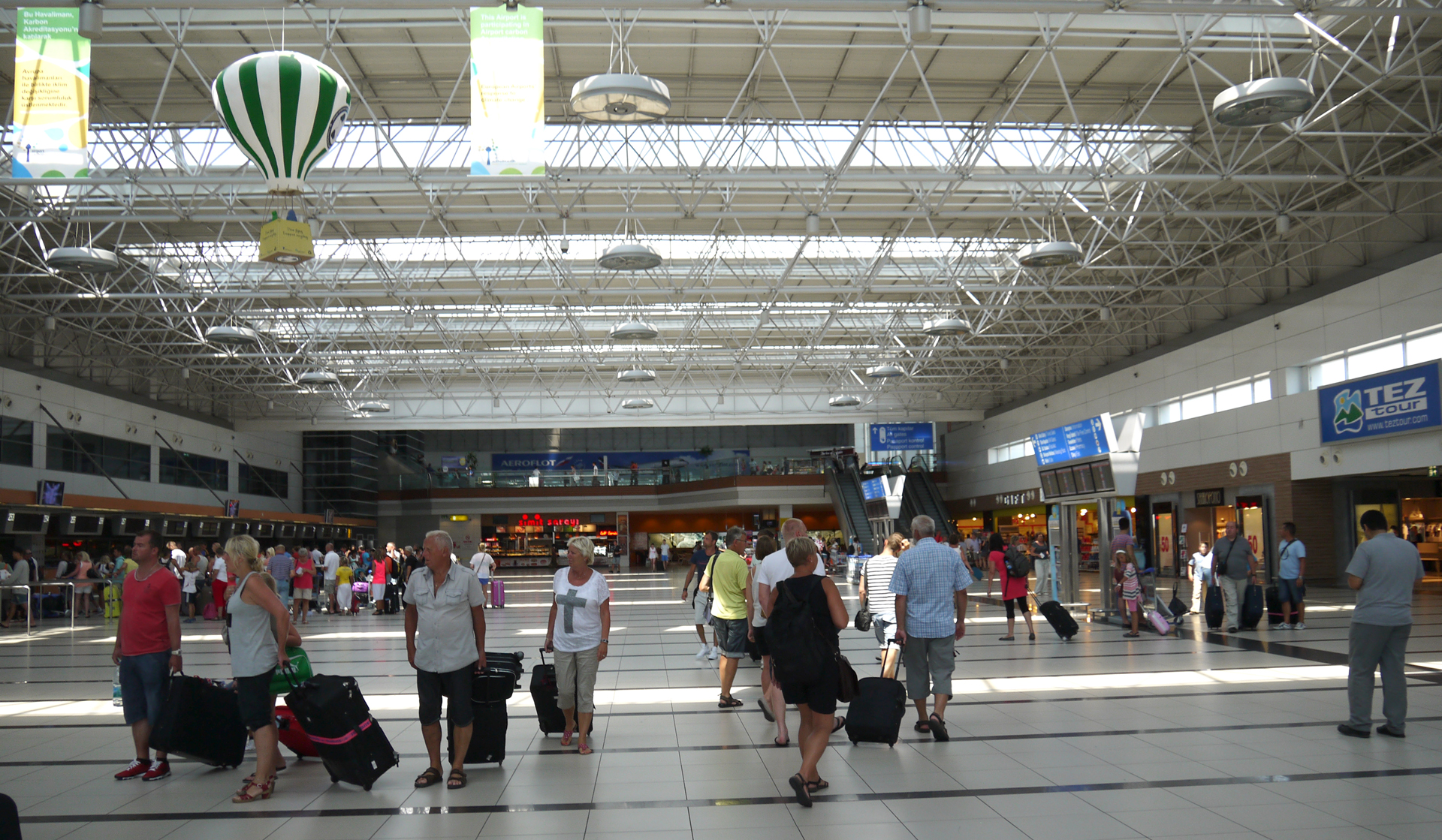 Десятки украинских туристов застряли в аэропорту Анталии