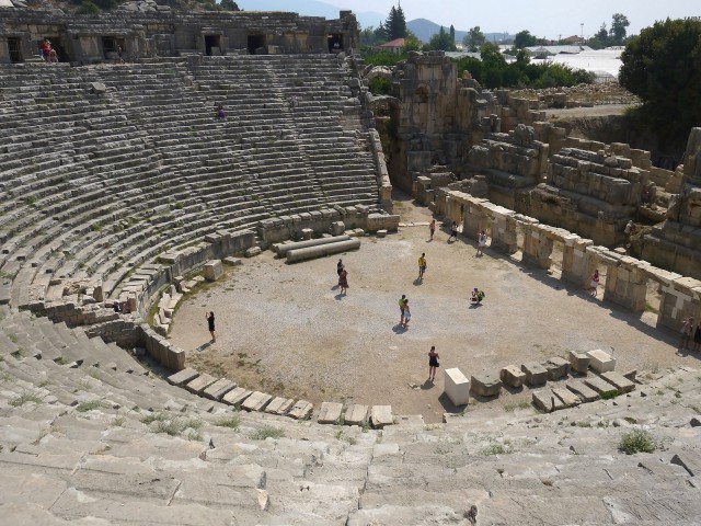 Некрополь и античный театр в Мире
