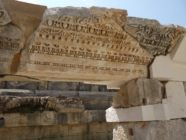Некрополь и античный театр в Мире