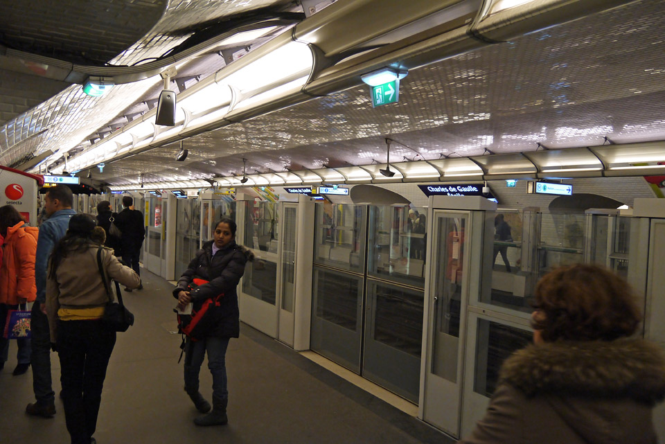 Метро в Париже. Платформа со стеклянными дверьми.