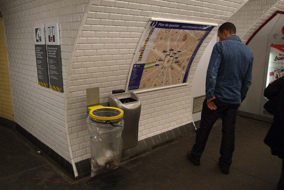 Метро в Париже.  На каждой станции есть карта выходов