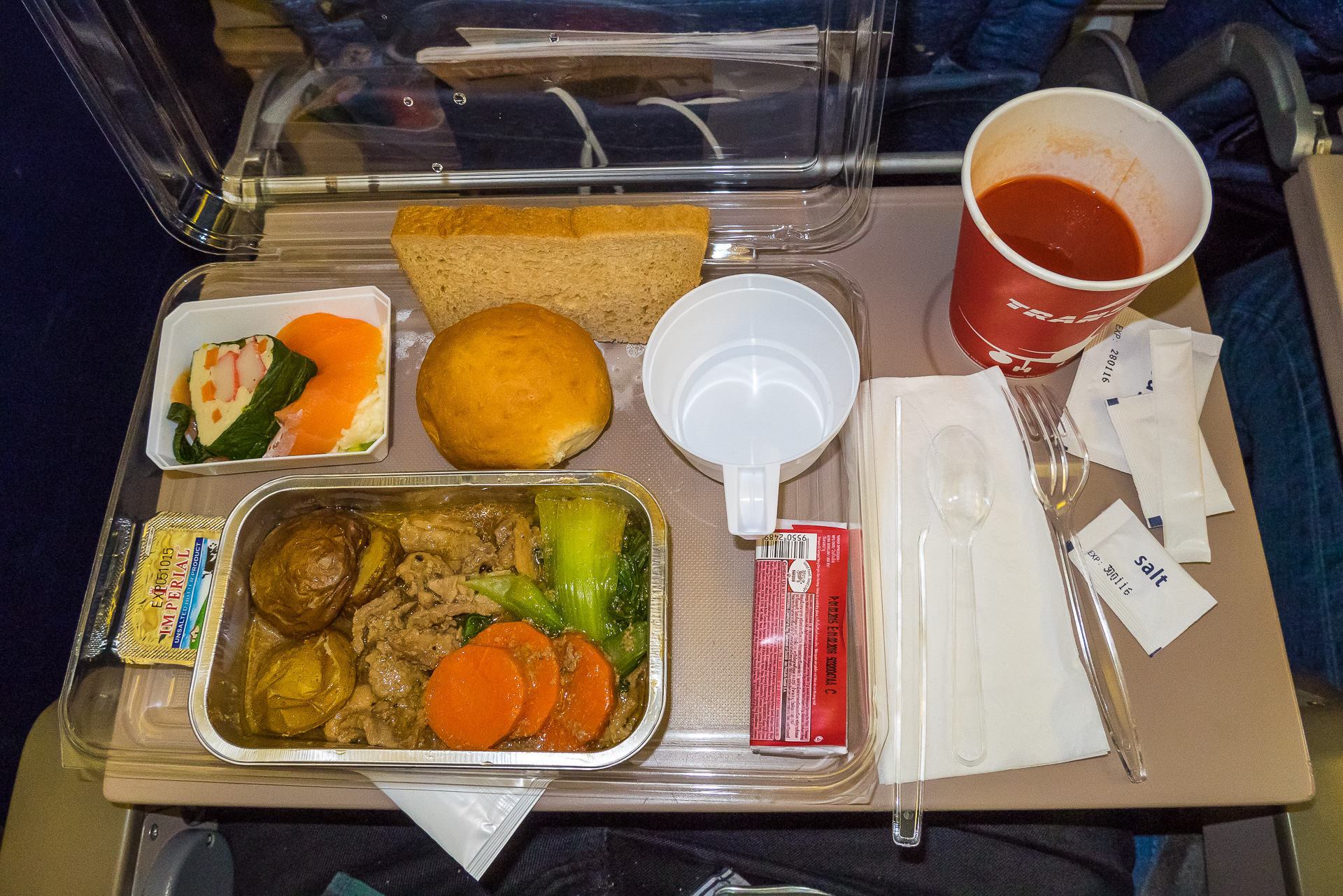 Что можно брать в самолет из еды. Касалетка s7. Питание ред Вингс. Еда в самолете. Обед в самолете.