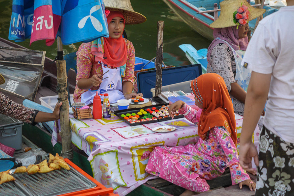 Рынок на воде в Хатъяе