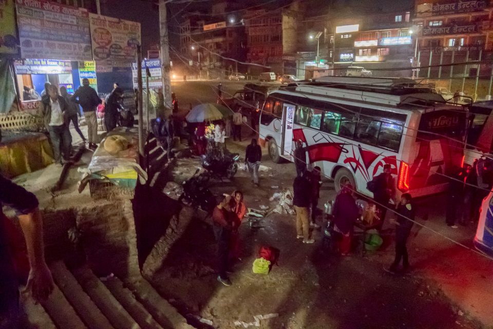 Люди на автовокзале в Катманду