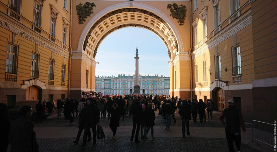 Вид на Зимний Дворец через арку Главного Штаба