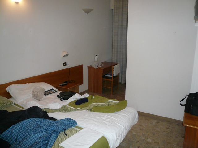 Отель Саньтьяго 3*. Кровать и столик