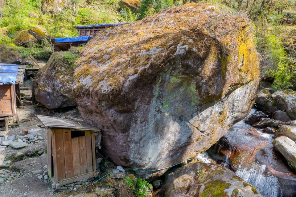 Туалет и большой камень