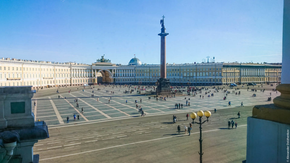 Вид на Дворцовую площадь из Эрмитажа