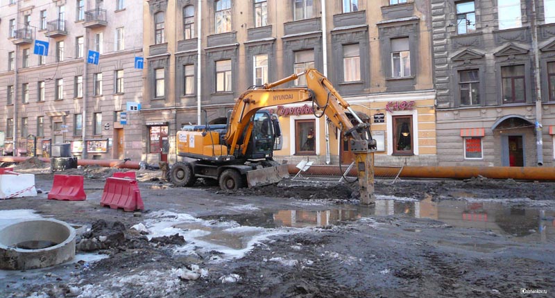 Санкт-Петербург. Трактор-комар.
